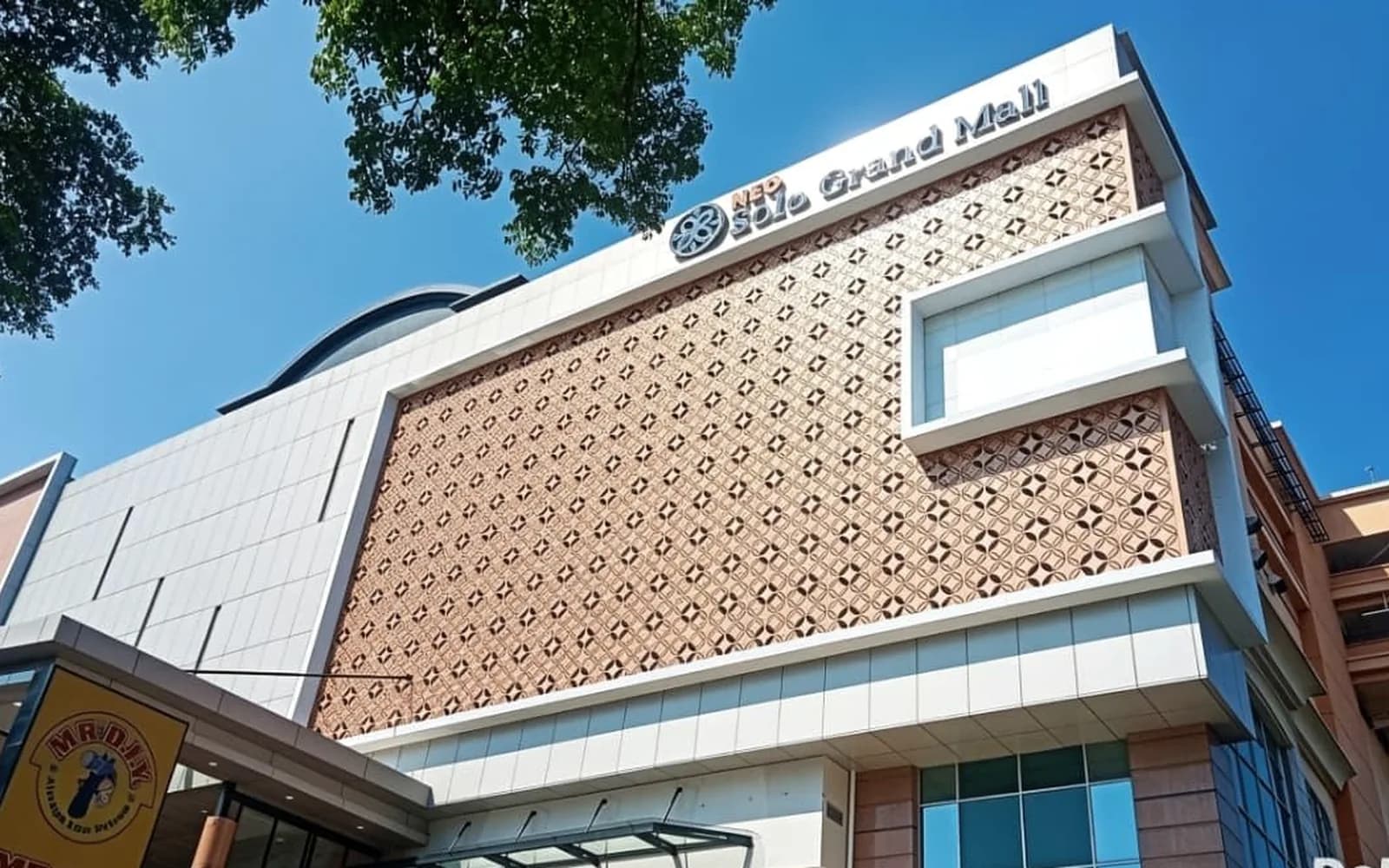 Muka utama Solo Grand Mall dengan bidang panel ACP perforated setelah revitalisasi fasad.