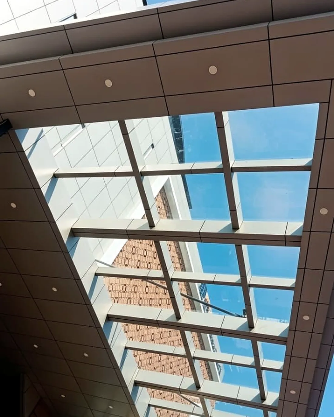 Skylight aluminium dan kaca di atas area masuk Solo Grand Mall, dilihat dari bawah.