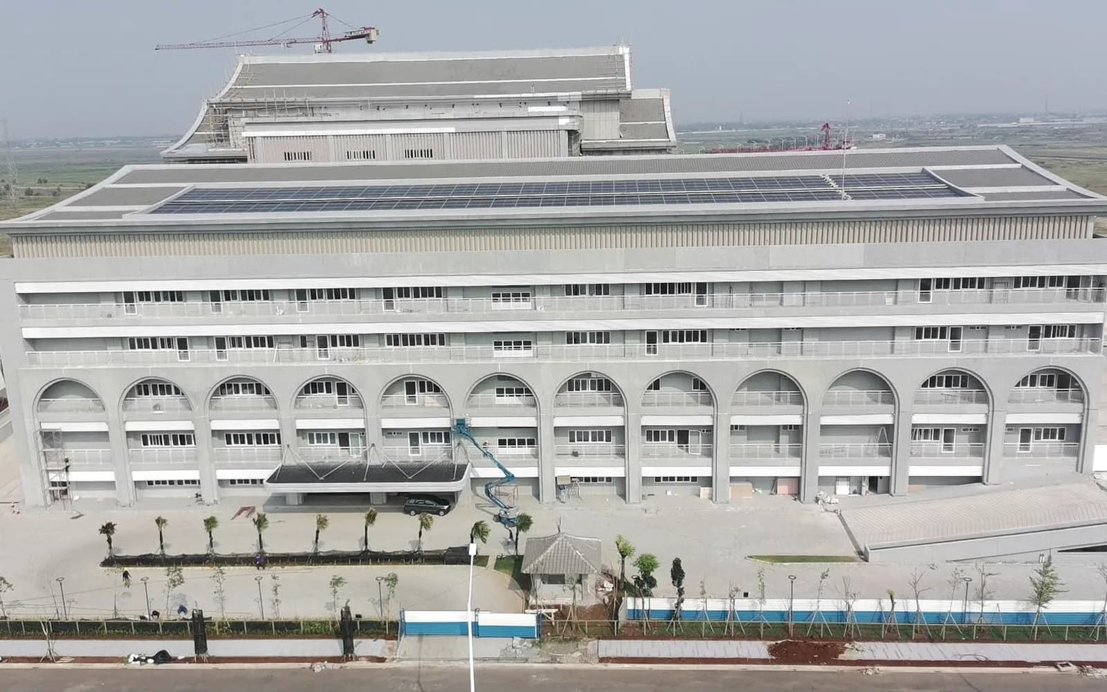 Tampak salah satu gedung Sekolah Buddha Tzu Chi PIK 2 dengan deret jendela aluminium dan louvre di bagian atap.